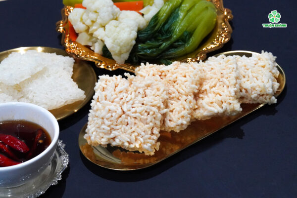 Kho quẹt chay ăn cùng cơm cháy