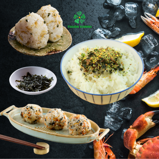 Rong biển vụn trộn cơm và cơm cháy vụn lắc giòn rụm.